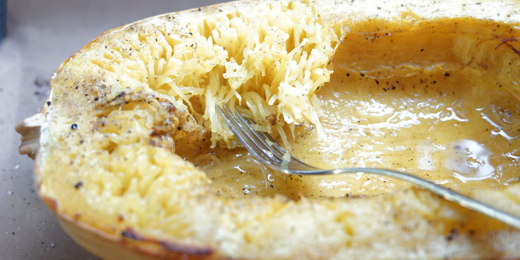 Spaghetti-Kürbis mit Basilikum-Hühnchen-Tomatensauce - Die Steinzeitköchin